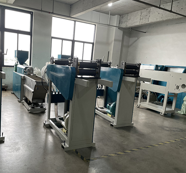 拉鏈擠出機(jī)車(chē)間